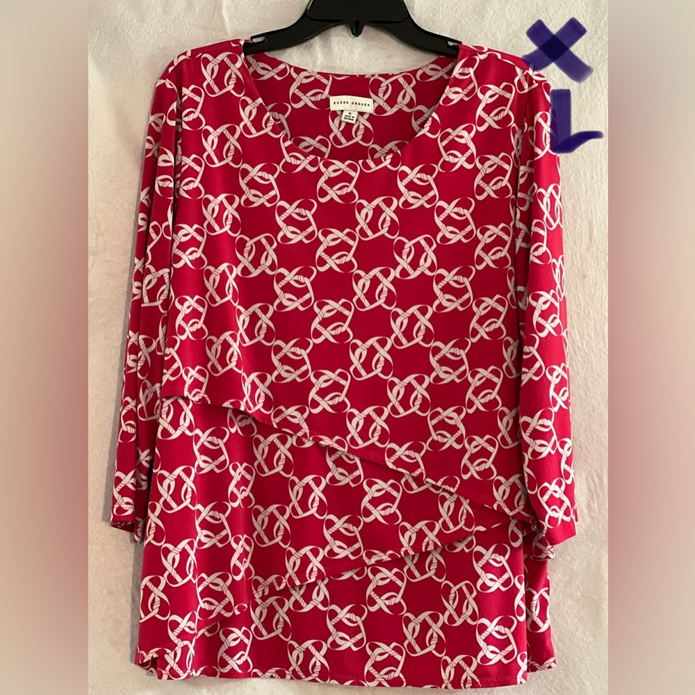Designer SUSAN GRAVER Ladies Knit tiered blouse.